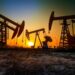 Нафта трохи подорожчала перед довгими вихідними в США на тлі мирних зусиль