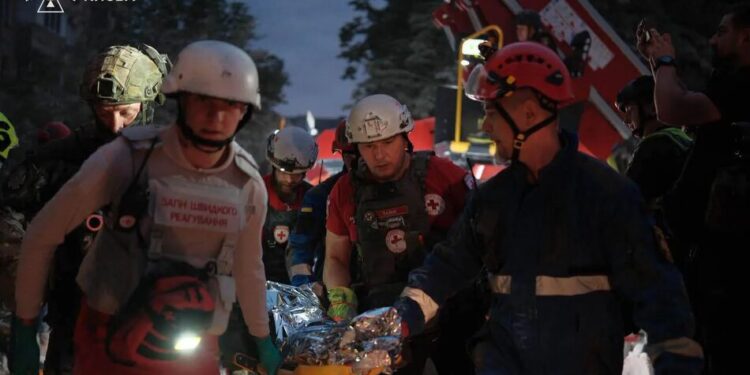 ДСНС показала перші наслідки нічного обстрілу Києва: зруйновані багатоповерхівки, пожежі та пошук людей