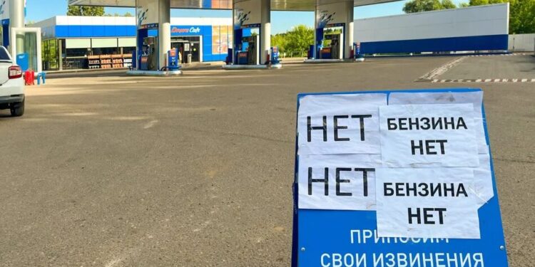 Виробництво бензину в рф покриває лише 65% попиту після українських ударів – Reuters