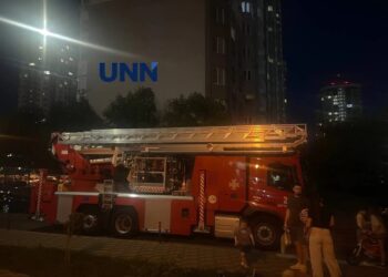 Під Києвом чоловік погрожує стрибнути з вікна 22-го поверху