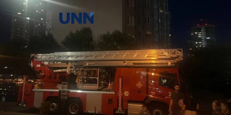 Під Києвом чоловік погрожує стрибнути з вікна 22-го поверху