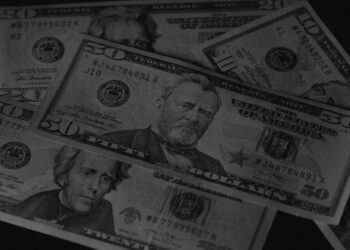 Попит на долар у росії зріс у 12 разів, населення не вірить у стабільність рубля – розвідка