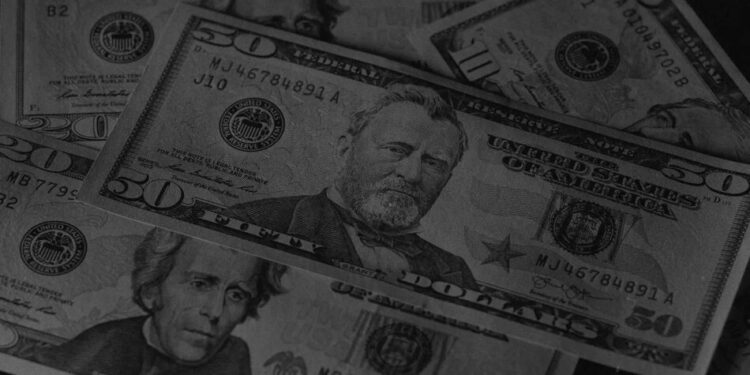 Попит на долар у росії зріс у 12 разів, населення не вірить у стабільність рубля – розвідка