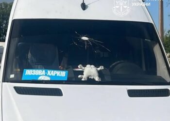У передмісті Харкова ударом рф дроном зачепило мікроавтобус, четверо поранених