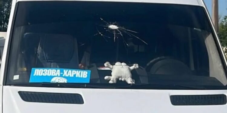 У передмісті Харкова ударом рф дроном зачепило мікроавтобус, четверо поранених