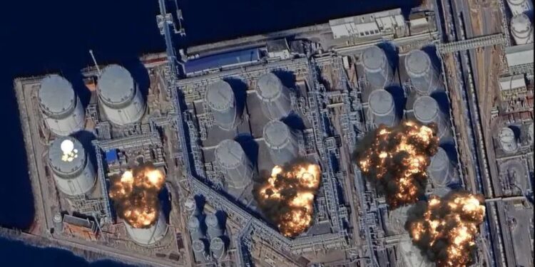 "Кронштадт" та нафтовий термінал горять: перші офіційні деталі ураження