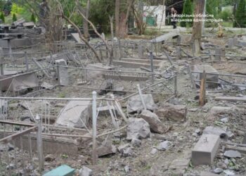 Окупанти вдарили авіабомбами по Запоріжжю, одна влучила у цвинтар