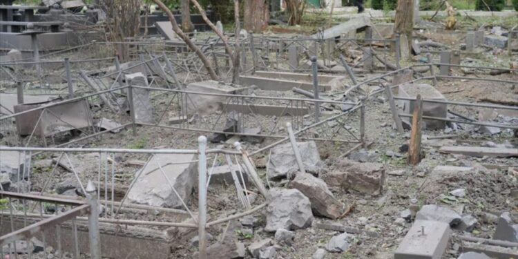 Окупанти вдарили авіабомбами по Запоріжжю, одна влучила у цвинтар