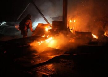 Ворожий безпілотник атакував підприємство у Запоріжжі, виникла пожежа