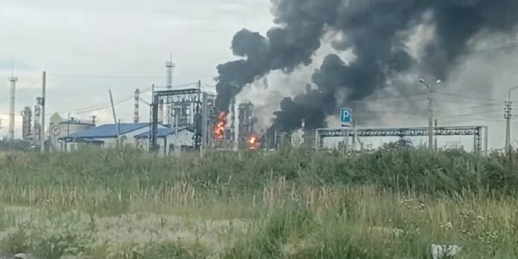 Удари українських БпЛА вивели з ладу до 40% нафтопереробних потужностей рф – Financial Times