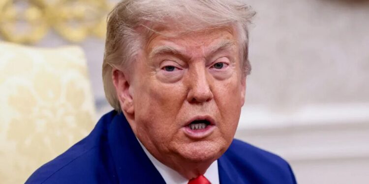 Трамп погрожує "нищити один міст або електростанцію" щоразу, коли Іран атакуватиме судна в Ормузькій протоці