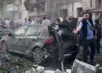 Під завалами будинку у Львові залишаються люди, мешканці допомагають рятувальникам – Садовий