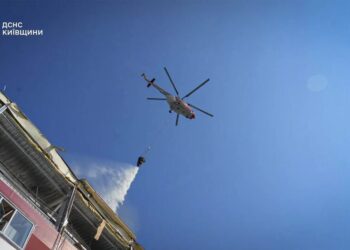 На Київщині з авіацією загасили масштабну пожежу після російської атаки на склади