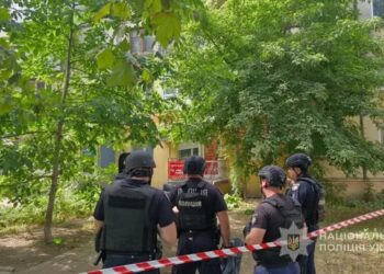 В Одесі чоловіка, який зачинився в перукарні з людьми, доставили до відділку, зброї не виявлено – поліція