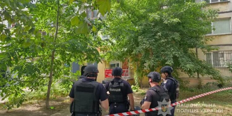 В Одесі чоловіка, який зачинився в перукарні з людьми, доставили до відділку, зброї не виявлено – поліція