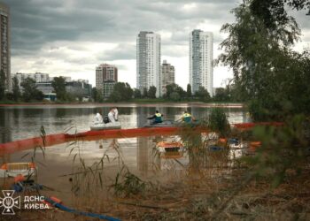 У Києві шосту добу ліквідовують забруднення озера Кирилівського нафтопродуктами після обстрілу рф