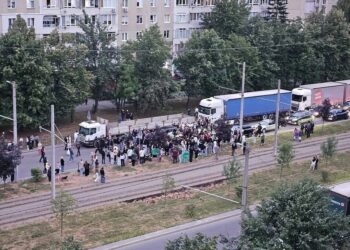 У Львові на Сихові натовп намагався "визволити" чоловіка від працівників ТЦК під вигуки "ганьба". Мер відреагував