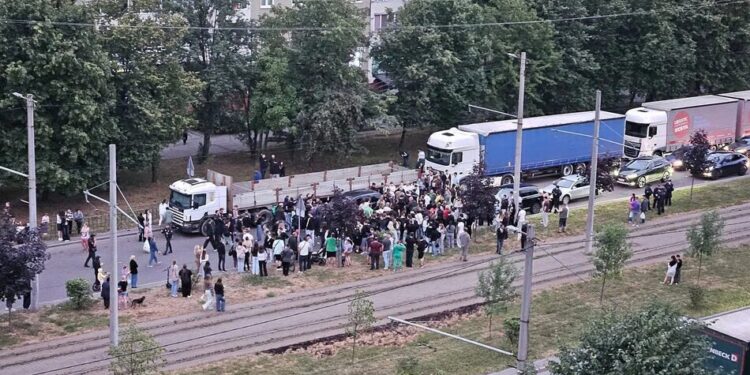 У Львові на Сихові натовп намагався "визволити" чоловіка від працівників ТЦК під вигуки "ганьба". Мер відреагував