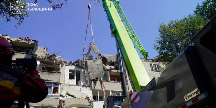 У Львові завершили рятувальну операцію після удару рф, який забрав життя чоловіка