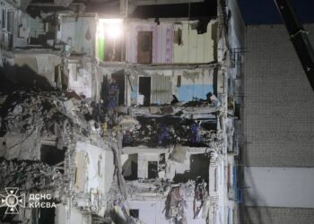 У Києві після ворожої атаки досі не виходять на зв'язок троє людей