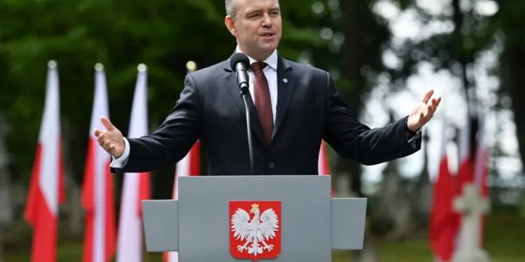 Президент Польщі Навроцький прагне законом заборонити червоно-чорний прапор УПА