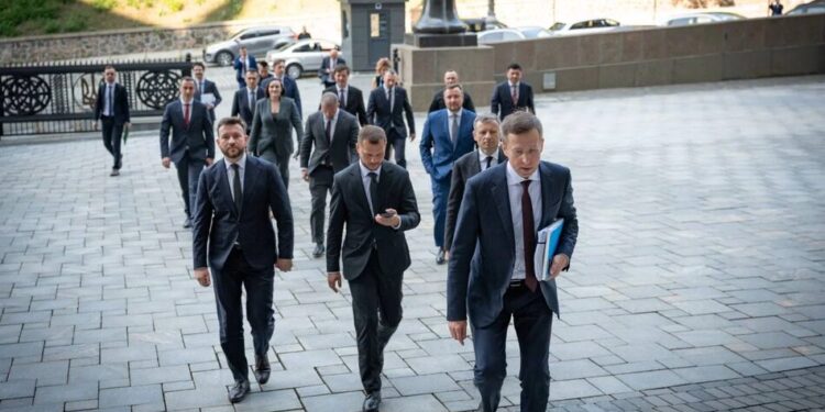 Прем'єр Корецький провів перше засідання Кабміну та визначив пріоритети