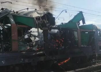 Ворог атакував пасажирський поїзд на Дніпропетровщині – БПЛА влучив у локомотив