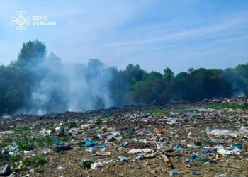 На Львівщині гасять пожежу на колишньому сміттєзвалищі, її площа сягає 750 кв. м
