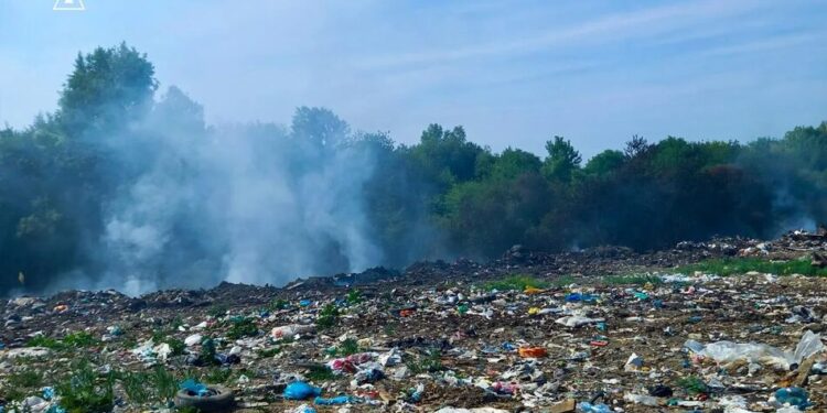 На Львівщині гасять пожежу на колишньому сміттєзвалищі, її площа сягає 750 кв. м