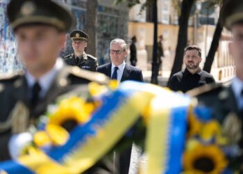 Зеленський зустрівся зі Стармером у Києві, лідери віддали шану полеглим українським воїнам