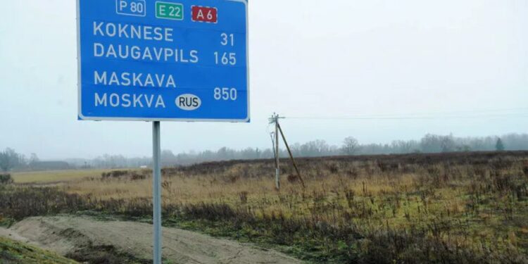 У Латвії планують прибрати з автошляхів дорожні знаки з напрямками на росію і білорусь