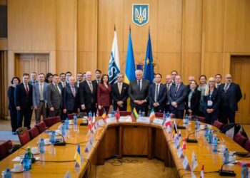 Необхідно звільнити із полону рф трьох українських співробітників СММ – Сибіга зустрівся з делегацією представників ОБСЄ