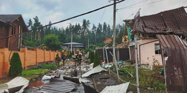 На Київщині після балістичного удару пошкоджено 27 будинків і 44 авто – ОВА