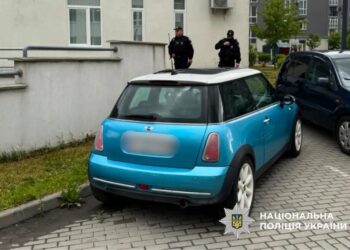 У Львові знайшли тіло чоловіка з вогнепальним пораненням в авто Mini Cooper