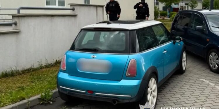 У Львові знайшли тіло чоловіка з вогнепальним пораненням в авто Mini Cooper