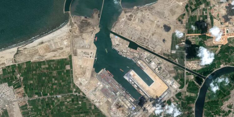 Пожежу в порту Єгипту спричинив удар дрона по газовому танкеру – Reuters