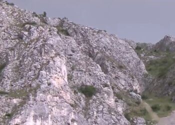 У Румунії четверо альпіністів зірвалися в ущелину через обрив страхувального троса, одна жінка загинула