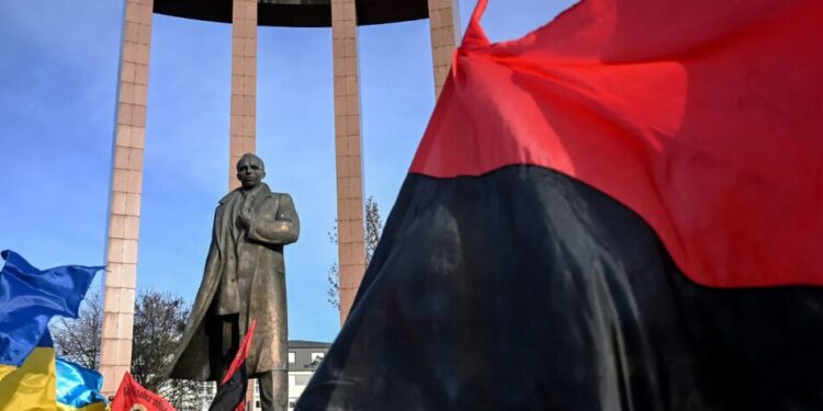 Майже половина поляків покладає відповідальність за загострення суперечки з Варшавою на Україну – опитування