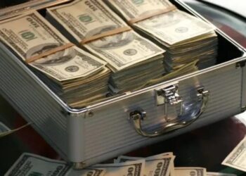 Найбагатші росіяни вивезли мільярди доларів за кордон через страх за економіку – Bloomberg