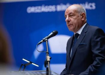 Президент Угорщини підписав конституційні зміни про своє усунення з посади