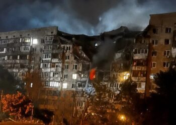Після ракетної атаки на Київ у багатоповерхівці заблоковані люди – КМДА