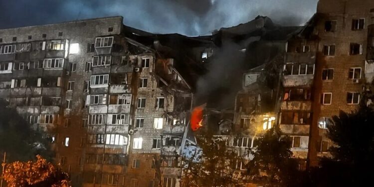 Після ракетної атаки на Київ у багатоповерхівці заблоковані люди – КМДА