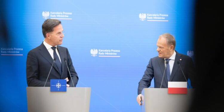 Генсек НАТО Рютте обговорив з Туском заліт російської ракети до Польщі та підтвердив підтримку України