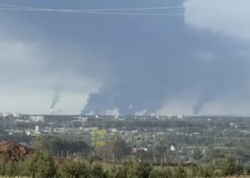Зеленський про нові ураження російських НПЗ: українські далекобійні санкції сьогодні досягли 1500 км від лінії фронту