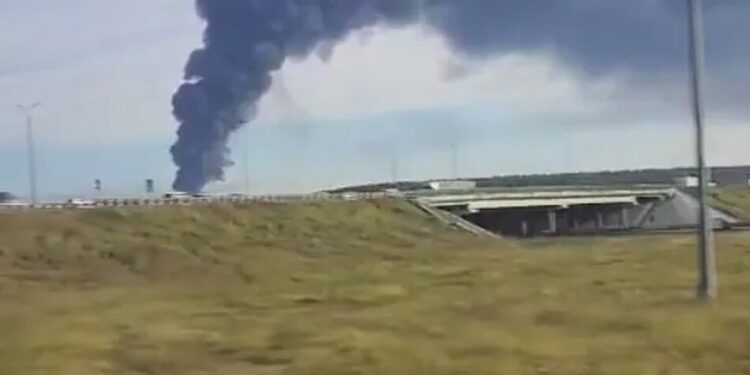 У підмосков'ї заявили про пожежу на нафтобазі після атаки дронів, шестеро людей поранені – Astra