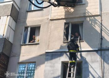 Уже 15 постраждалих від удару рф КАБом по багатоповерхівці у Павлограді – поліція