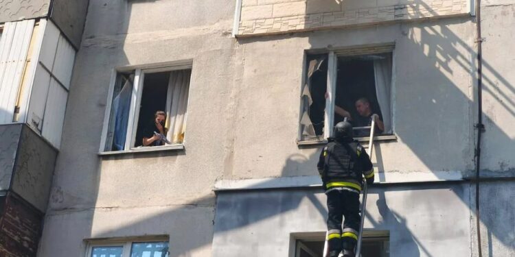 Уже 15 постраждалих від удару рф КАБом по багатоповерхівці у Павлограді – поліція