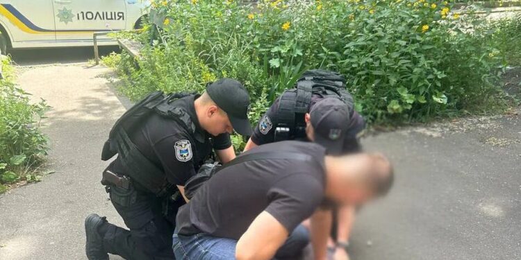 У Києві затримали військовослужбовця СЗЧ, який із гранатою напав на працівницю кафе