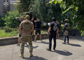 У Запоріжжі під час 25 обшуків у справі про крадіжку на 1,7 млн грн вилучили зброю та понад 200 тисяч доларів