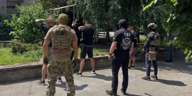 У Запоріжжі під час 25 обшуків у справі про крадіжку на 1,7 млн грн вилучили зброю та понад 200 тисяч доларів